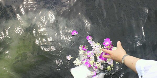海に花を手向ける海洋散骨